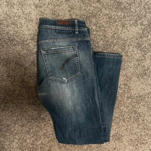 Dondup jeans  - Tjena, säljer nu mina dondup jeans. Skit feta och fräscha, väl omhändertagna. Storlek 36 på etiketen, passar (W33/L30) Endast igen syda (bild 4). Nypris 3500kr. Hör gärna av dig vid funderingar 😊