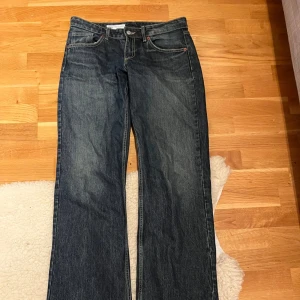 Zara jeans - Mörkblåa Zara jeans med låg/medel midja 