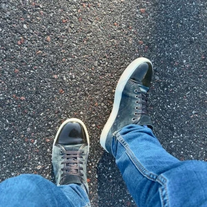 Blågröna lanvins med dustbag  - Säljer ett par mörkblå sneakers med snygg lackad tå och vit sula. Skorna har snörning och ovandel i mocka, vilket ger en schysst kontrast mot den blanka tån. Färgen är tvär fet och matchar till allt. Skorna har en defekt(bild fyra) en fläck men man ser den inte när man har på sig dem. Priset kan diskuteras, byte funkar också!