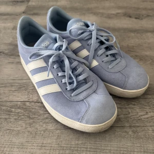 Adidas Campus ljusblå sneakers mocka - Snygga Adidas Campus sneakers i ljusblå mocka med klassiska vita ränder på sidorna. Skorna säljs för dem inte kommer till användning längre🩵