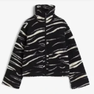 Zebramönstrad teddyjacka med dragkedja - Säljer en svart och vit teddyjacka med zebramönster. Jackan har hög krage, hel dragkedja framtill och är långärmad! Storlek xs men passar fortfarande mig som var vanligtvis har S, perfekt nu till hösten och säljs inte längre! Skicket är väldigt bra och finns inga tecken på användning