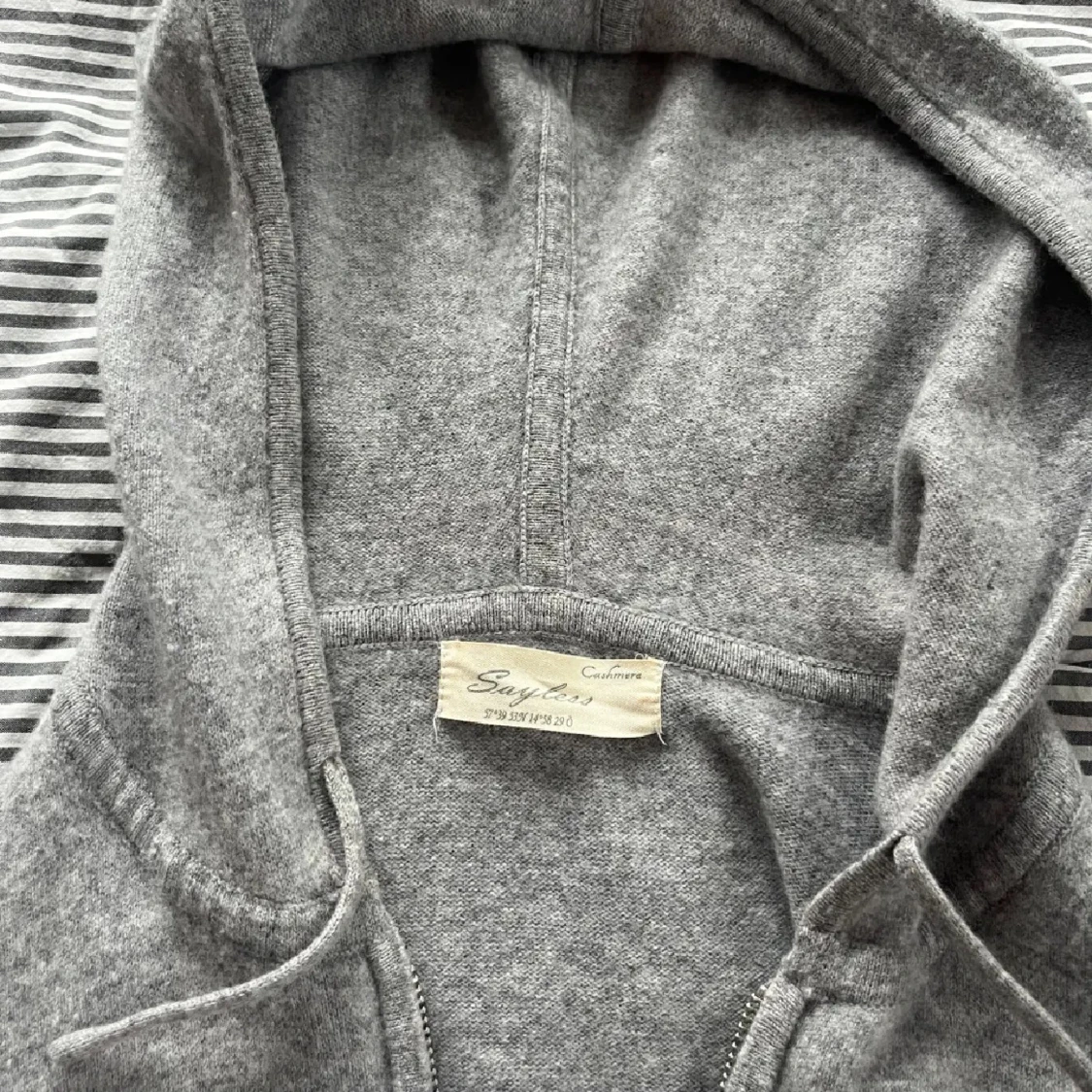 Grå kashmir hoodie från Sayless - 2