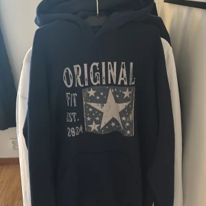 Mörkblå hoodie  - Mörkblå hoodie, använd typ 2 gånger, bra skick 
