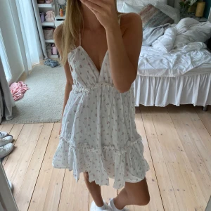 Sommarklänning - Helt ny med lapp kvar, supergullig med knytning baktill