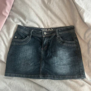 Mini jeans kjol - Mini jeans kjol, aldrig använd. Köpt på marknad 