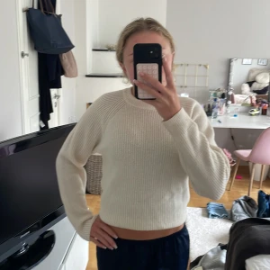 Vit stickad tröja  - Jätte fin vit/beige stickad och ribbad tjocktröja. Perfekt tröja till hösten eftersom den är varm, mysig och väldigt skönt material, inte alls stickigt. Tröjan är helt ny och har inga skador , även prislappen är kvar. Nypris är 350kr och jag säljer för 200 kr. Storleken är 164 cm och passar för ungefär 13-14 åringar. Jag är ca 160 och den passar bra på mig.  Hör av er vid frågor ❤️❤️