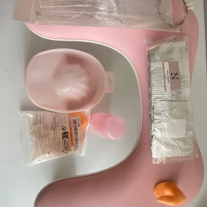 Arm rest/ soak off bowl and foils / etc - Jag har slutat med naglar så säljer mitt armrest, soak off bowl, soak off foils, pump, tränings fingrar för endast 150kr