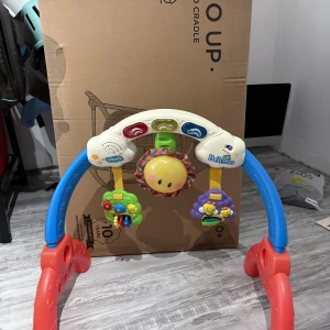 Barnsaker  - Ingen bok syns på bilderna, endast babyprodukter som gåstol, babygym och vagga. Ingen information om titel, författare eller bokinnehåll kan utläsas. Allt kan säljas tillsammans som ett paket för 500 utan gåstol eller kan ni köpa en sak individuellt kontanta mig för pris.