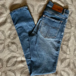 Tiger of Sweden jeans - Snygga ljusblå jeans från Tiger of Sweden med klassisk femficksdesign och diskret logotyp vid fickan. Jag tycker Jeansen har en snygg passform. Perfekta för dig som gillar stilrena och populära jeans.