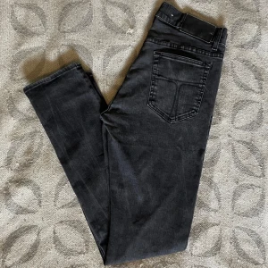 Tiger of Sweden jeans - Snygga svarta jeans från Tiger of Sweden med klassisk femficksdesign. Jeansen har en smal passform och en bekväm känsla. Perfekta för dig som gillar en stilren look.