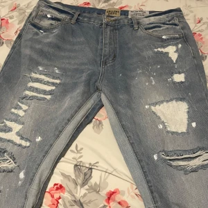 Gallery dept flare jeans - Passar både L och XL men nog mer Large än XLarge, använd bara en gång men annars som helt nytt.