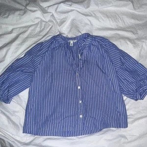 Randig blus - Trendig randig blus från hm! Superfint skick men en liten bronzer fläck som jag tycker att men inte lägger märke till!