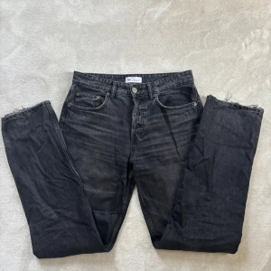 Raka svarta jeans - Säljer dessa svarta jeans från Zara då dom inte längre passar mig☺️ Modellen är rak/straight. Det är lite slitna längst ner vid benen då de är använda en del (se bild ovan)🥰 De är mid-rise!