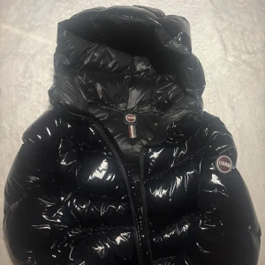 Svart colmar jacka - Fin colmar jacka i glansigt material storlek 14 år (166 cm) vilket motsvarar ca xs. 