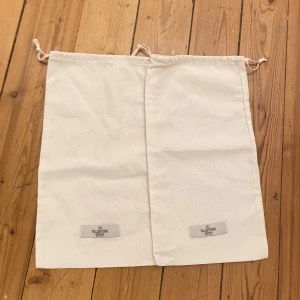 Valentino dustbags - Säljer mina valentino garavani dustbags för de inte använda längre kom med pris