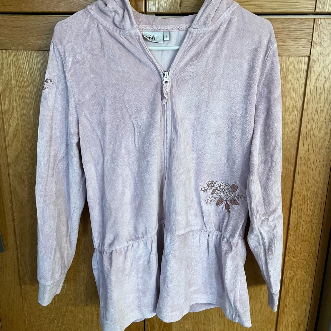 Ljuslila hoodie med broderade blommor