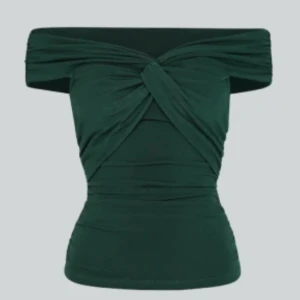 Mörkgrön offshoulder topp med twist - Snygg mörkgrön topp med offshoulder-design och twistad detalj framtill. Figurnära passform och korta ärmar jättefin färg nu till hösten. Kolla gärna in mina andra plagg 😘😘