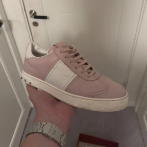 Valentino Flycrew - Snygga flycrews från Valentino Garavani i ljusrosa färg. Skorna är i bra skick med några som skavanker som man kan se på bilderna som verkligen inte syns på avstånd! Sulorna är lite smutsiga som enkelt går att tvätta bort😁 Skorna kommer med original låda och alla respektive tillbehör