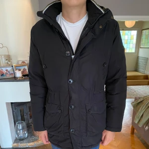 J.Lindeberg Jacka - Säljer nu denna sjukt snygga och unika jacka från J.Lindeberg! Storleken är L och modellen är 190 lång. Nypris är ca 3000kr! Hör av er vid funderingar.