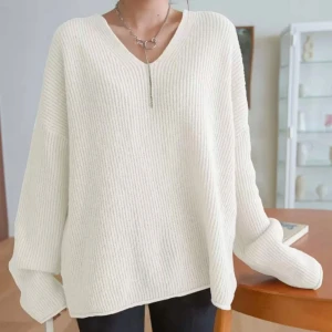 Vit ribbstickad oversized tröja - Säljer en vit ribbstickad tröja med v-ringning och långa ärmar. Tröjan har en oversized passform och är perfekt för lager-på-lager. Mjuk och skön, passar till både jeans och leggings.OANVÄND 