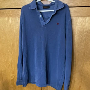 Morris blus  - Morris blus säljes, notera att en knapp saknas men kan lätt justeras med extraknappen som finns 