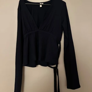 Marinblå topp med knytning i rygg - Super snygg och ny skick