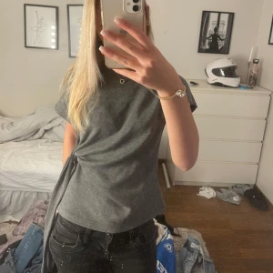 Grå topp med knyt i sidan - Zara topp som jag tyvärr knappt använt