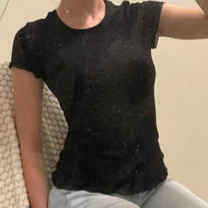 T-shirt  - En t-shirt i sportigt material med mesh vid ärmkanten och midjekanten. Jag är vanligtvis en xs och denna tröja är i M, men den passar ända. Säljer för att jag aldrig använder den💗