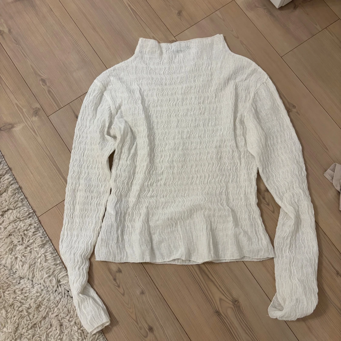 Vit ribbad polotröja med struktur från Gina tricot 