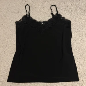 Svart spetslinnetopp  - Spetslinne från new yorker i storlek S, max använd 5 gånger. 💕