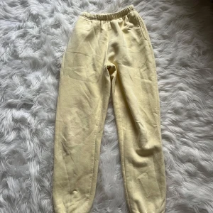 Ljusgula mjukisbyxor från Gina Tricot - Säljer ett par ljusgula mjukisbyxor från Gina Tricot, basically basics-kollektionen. Byxorna har elastisk midja och är gjorda i mjuk bomull. Perfekta för chill dagar och har en loose passform med klassisk look. Pris kan diskuteras ❤️❤️