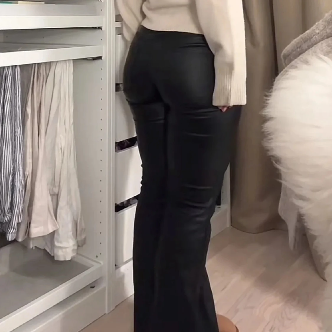 Svarta skinn byxor i bootcut  - 1