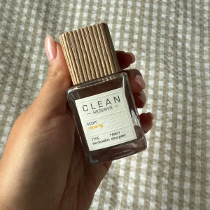 Clean Reserve Citron Fig Parfym - Fräsch parfym från Clean Reserve i doften Citron Fig. Doften är citrusgrön och passar dig som gillar friska och naturliga toner. Eau de parfum-typ, oanvänd! 