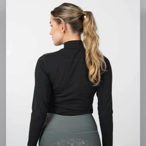 Svart Maya Delorez polo - Svart långärmad polo från Maya Delorez i storlek Xxs. Lätt material som andas och jätte skön att rida i. Bra skick har dock blivit lite nopprig på krage och i armhålor efter väst, se de två sista bilderna. Nypris 649. 