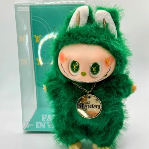 The Monsters Lafufu med box - Jättegullig & mjuk grön Lafufu The Monsters Hon har ett fint guldfärgat halsband, en lång härlig svans med guldfärgade taggar och jättefin & mjuk päls! Lafufu har vridbart huvud, händer och fötter Hennes ”logga” på ena kinden har dock tappat lite guldfärg, men det kan man ju enkelt fylla i med en guldfärgad tuschpenna  Hennes orginalkartong ingår oxå