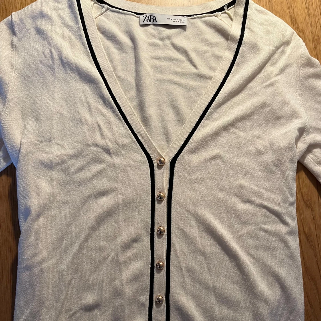 Vit kofta med svarta detaljer från Zara