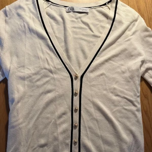 Vit kofta med svarta detaljer från Zara - En fin vit kofta från Zara i storlek M❤️mycket bra skick!!