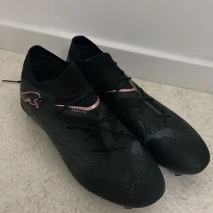 Fotbollsskor Puma - Jag säljer ett par puma fotbollsskor storlek  39, Pga jag har slutat fotboll. Skorna är i nytt skick inga skador eller nåt sånt. Köpte för 1.599kr och mitt pris är 600kr. Hämtas i Knivsta, Uppsala län, har online kvitto