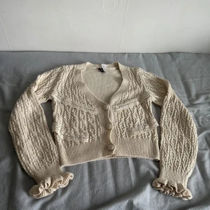 cremefärgad beige tröja / kofta - cremefärgad beige tröja / kofta