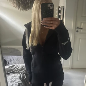 Russemerch hoodie - Säljer min russemerch hoodie i storlek xs som knappt är använd💞💞