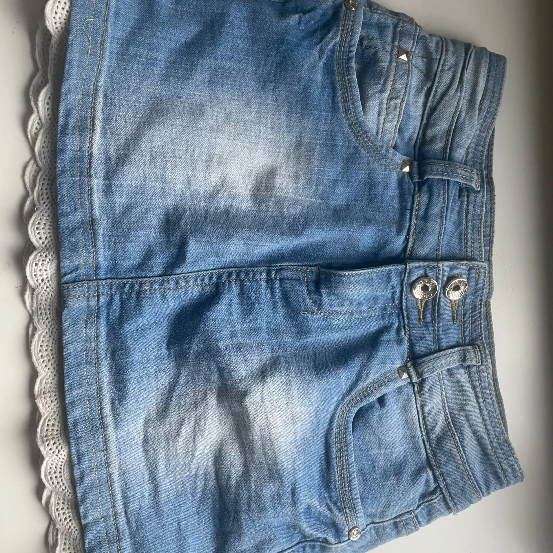 Ljusblå jeanskjol med spetskant