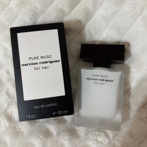 Narciso Rodriguez Pure Musc 30ml - Supergod parfym perfekt som den är eller till layering, kommer dock inte till användning och är endast testad. Köpt för 680kr 💗