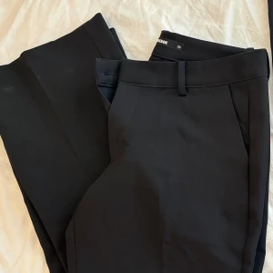 Vera PETTITE kostymbyxor från BikBok  - Säljer ett till par svarta Vera kostymbyxor från BikBok FAST i petite.  Nytt pris går för 499 kr. Säljer dessa fär 350kr. 