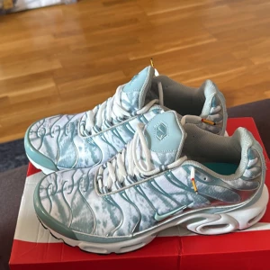 Nike Air Max sneakers i mintgrönt - Nike Air Max sneakers med unikt mintgrönt och vitt mönster, coola detaljer och synlig Air Max-sula. Ovandelen är i syntet och mesh med snörning och rund tå. Snygg kontrast mellan ljusa och mörka toner, perfekt för dig som vill sticka ut med dina skor.