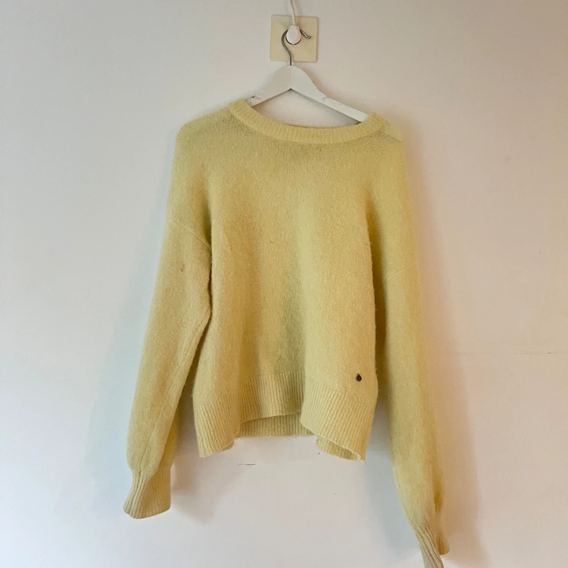 Gul stickad tröja med rund hals - 1