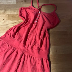 Klänning - Snygg röd klänning från Casual Woman❤️