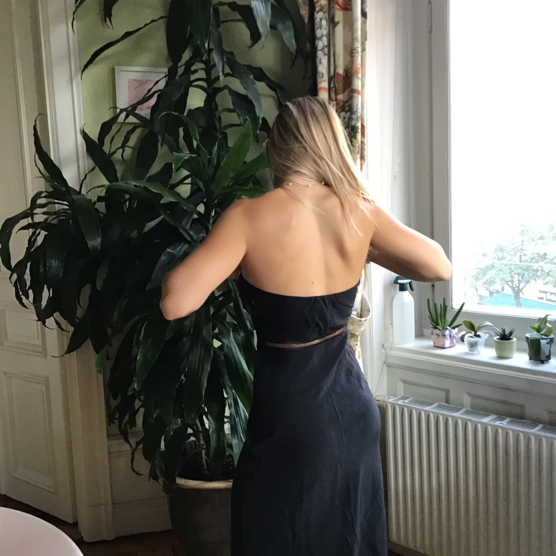 Svart axelbandslös långklänning - 1