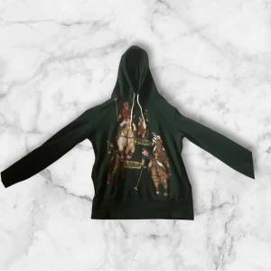 Grön hoodie från Polo Ralph Lauren - Säljer en grön hoodie från Polo Ralph Lauren. Storlek M och sitter fint på 175-180cm ungefär. Skriv vid frågor!