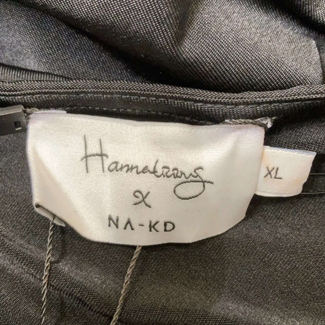 Svart oneshoulder klänning NA-KD XL - 2