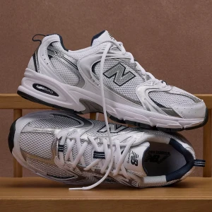 Vita New Balance 530 sneakers - Min man fick present , använde dom 2 gånger men den kommer inte till användning därför säljer jag de! Superfina skor, orginal förpackning finns! (Ordpris 1400kr)